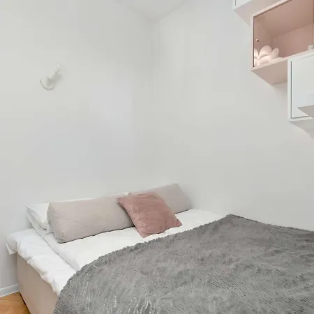 Cozy With A Balcony Near Regan Park By Renters