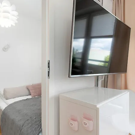 Cozy With A Balcony Near Regan Park By Renters غدانسك