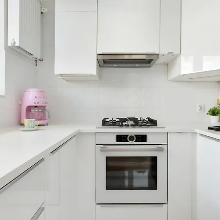 Cozy With A Balcony Near Regan Park By Renters * غدانسك