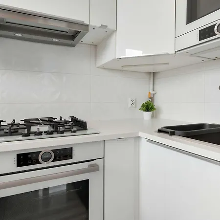 Cozy With A Balcony Near Regan Park By Renters